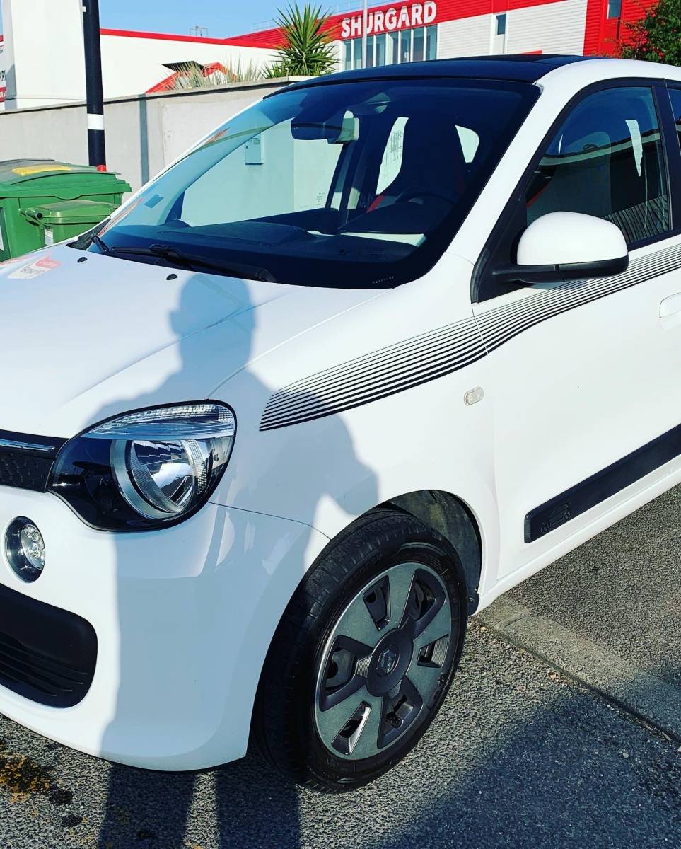 Réalisation d'un nettoyage extérieur d'une Renault Twingo blanche à Mérignac